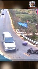 Lái xe máy “drift” đập vỡ đầu ô tô, tài xế gặp nạn nằm quằn quại ở lề đường