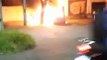 Fogo destrói veículo em frente a casa na avenida Goiânia; incêndio pode ter sido criminoso