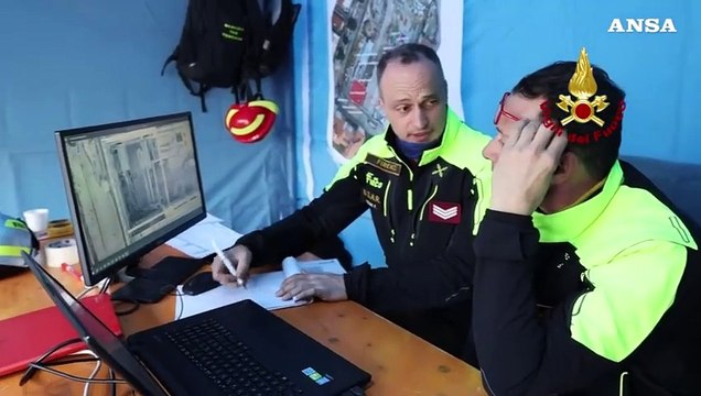 Crollo a Firenze, le operazioni senza sosta dei vigili del fuoco