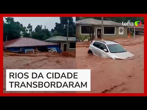 Casa e carros são arrastados por enxurrada após fortes chuvas no RS