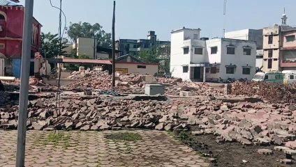 नए सर्व सुविधायुक्त भवन के निर्माण के लिए पुराने जर्जर भवनों को तोड़ा