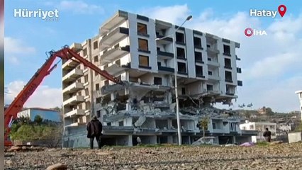 Hatay'da 7 katlı bina iş makinesi darbesiyle yerle bir oldu
