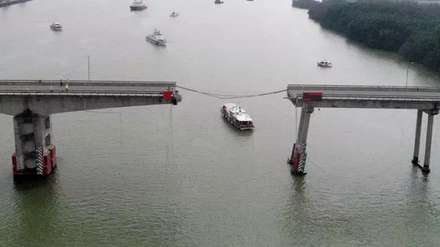 Çin’de konteyner gemisi köprüye çarptı, araçlar suya düştü
