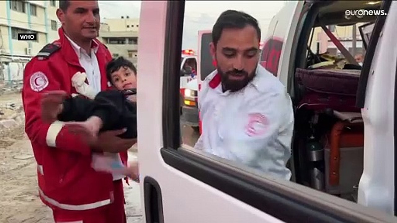 بعد حصار دام أسبوعا.. منظمة الصحة العالمية تجلي 32 مريضا من مستشفى ناصر الطبي في خان يونس