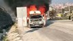 Hatay'da seyir halindeki yolcu minibüsü alev alev yandı