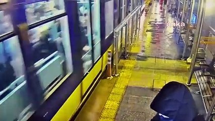 Tramvay durağındaki kadının telefonunu çalıp kaçan şahıs yakalandı