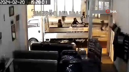 Bursa’da hızla ilerleyen minibüs 2 kişiye çarptı, kaza anı kameralara yansıdı