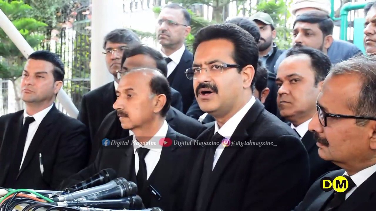 ناجائز MNAs کو ٹکنے نہیں دینگے پی ٹی آئی  وکلاء نے الیکشن کمیشن آفس کے باہر خطرے کی گھنٹی بجادی