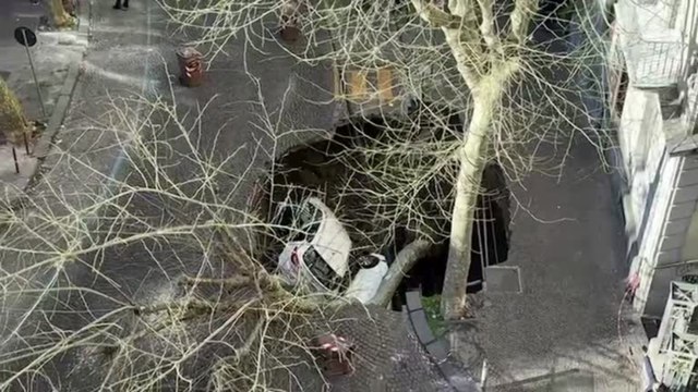 Italie : un impressionnant gouffre engloutit deux voitures en pleine rue à Naples
