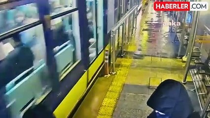 Çemberlitaş Tramvay Durağında Cep Telefonu Kapkaçı
