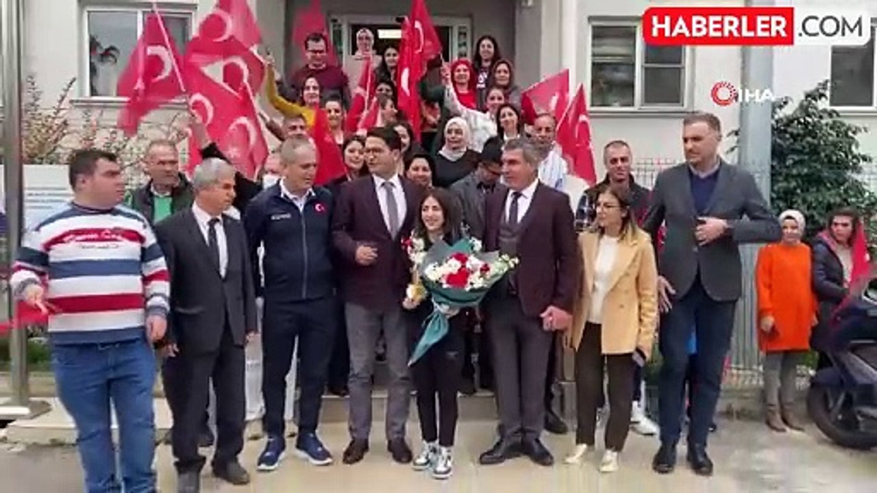 Halterde Avrupa rekoru kıran Gamze Altun, davul zurna eşliğinde karşılandı
