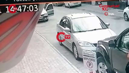10 yaşındaki çocuk direksiyona oturdu, park halindeki araçlara çarpıp annesini yaraladı