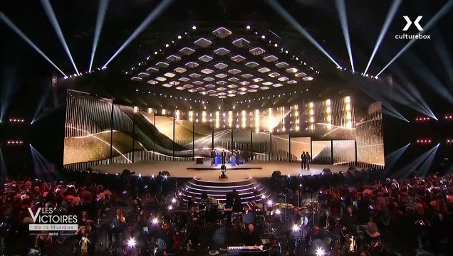 Feu! Chatterton chante Monde Nouveau aux Victoires de la Musique
