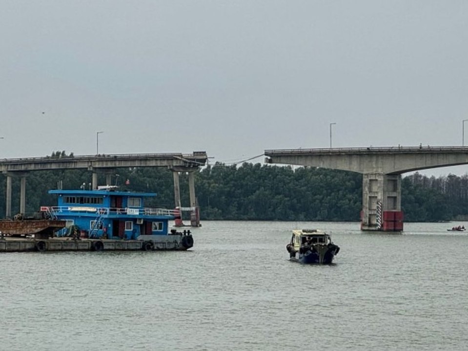 Zwei Tote in China: Frachtschiff lässt Brücke einstürzen