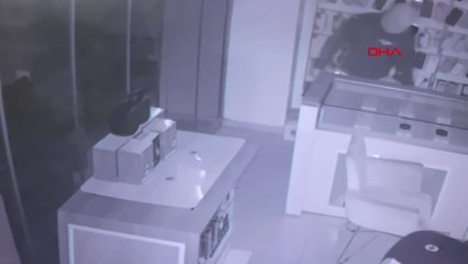 Telefoncudan hırsızlık güvenlik kamerasına yansıdı