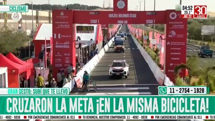 El gesto entre dos ciclistas que recorre el mundo: cruzaron la meta... ¡En la misma bicicleta!