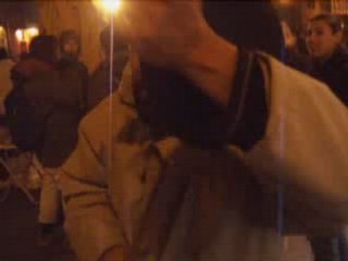 Mec qui cherche la merde à Kevin avec une poele