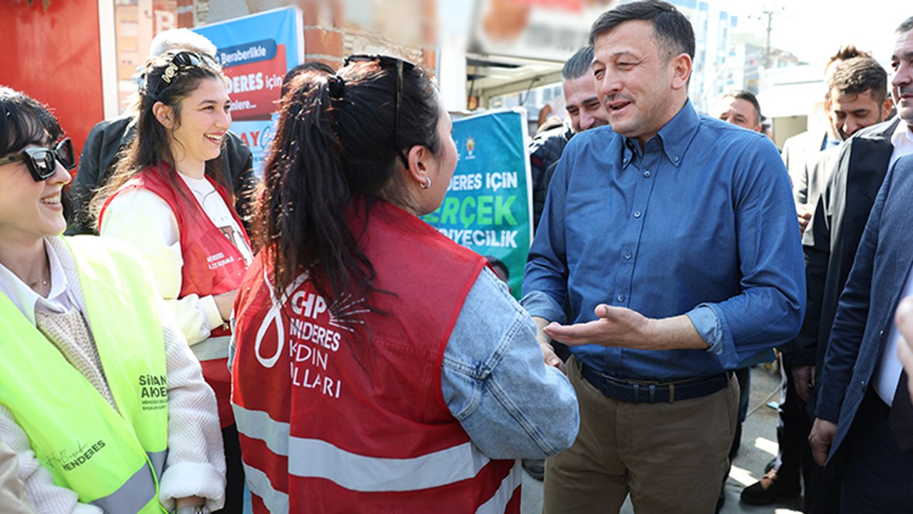 Hamza Dağ ile CHP broşörü dağıtan gençler arasında güldüren diyalog