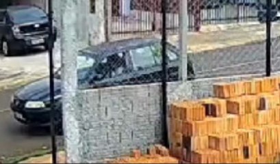 Vídeo: idosa tem fratura na perna ao ser atropelada por carro no PR