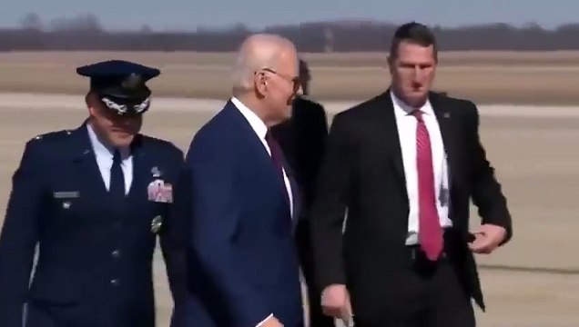 VIDEO - Joe Biden a failli chuté deux fois en montant à bord de son avion