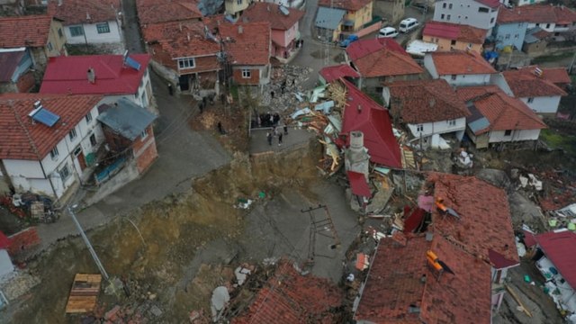 İkiye ayrılan köyde korku dolu bekleyiş
