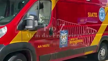 Mulher necessita de atendimento médico após queda de moto