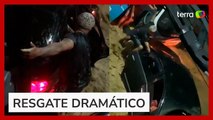 Homem salva mulher e bebê de carro ilhado por enchente em Nova Iguaçu (RJ)