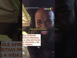 Motoboy viraliza ao fazer declaração na chuva para filho autista assistir no futuro