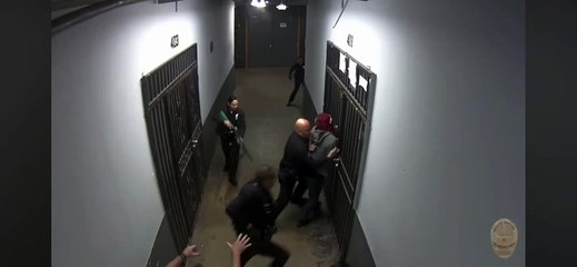 La police de Los Angeles a publié une vidéo d’une intervention qui a mené à la mort d’un homme tenant une fourchette en plastique, après une confrontation avec plusieurs agents dans un immeuble de la ville