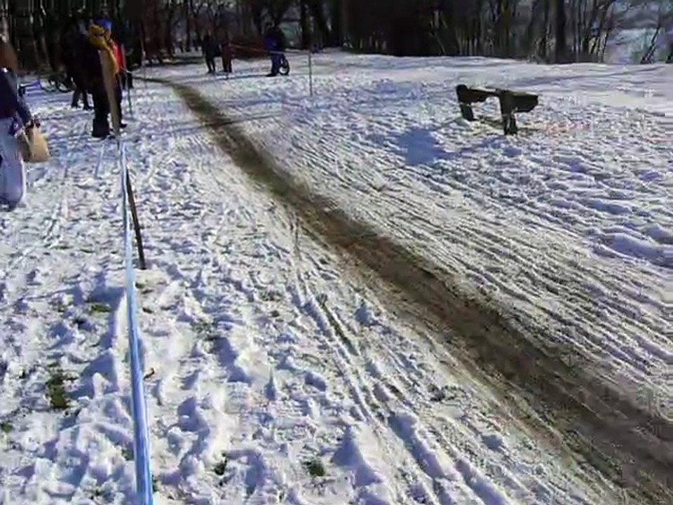 Léonie  Hoareau  Championne de France fsgt de cyclo cross en minime sur  un sol gelé et en neigé