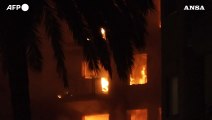 Valencia, il fuoco divora i due palazzi: soccorsi in difficolta'