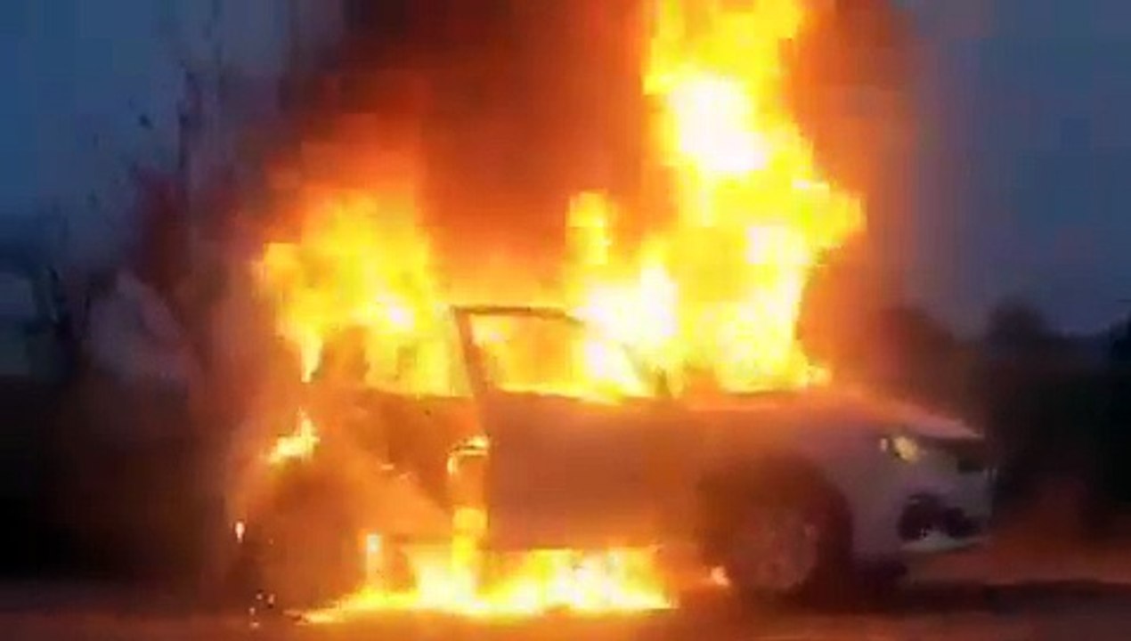 Video: भाजपा नेता की चलती कार में लगी भीषण आग, गाड़ी से कूदकर बचाई जान