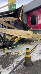 Cobertura de posto de combustível desaba em orla da Boca do Rio