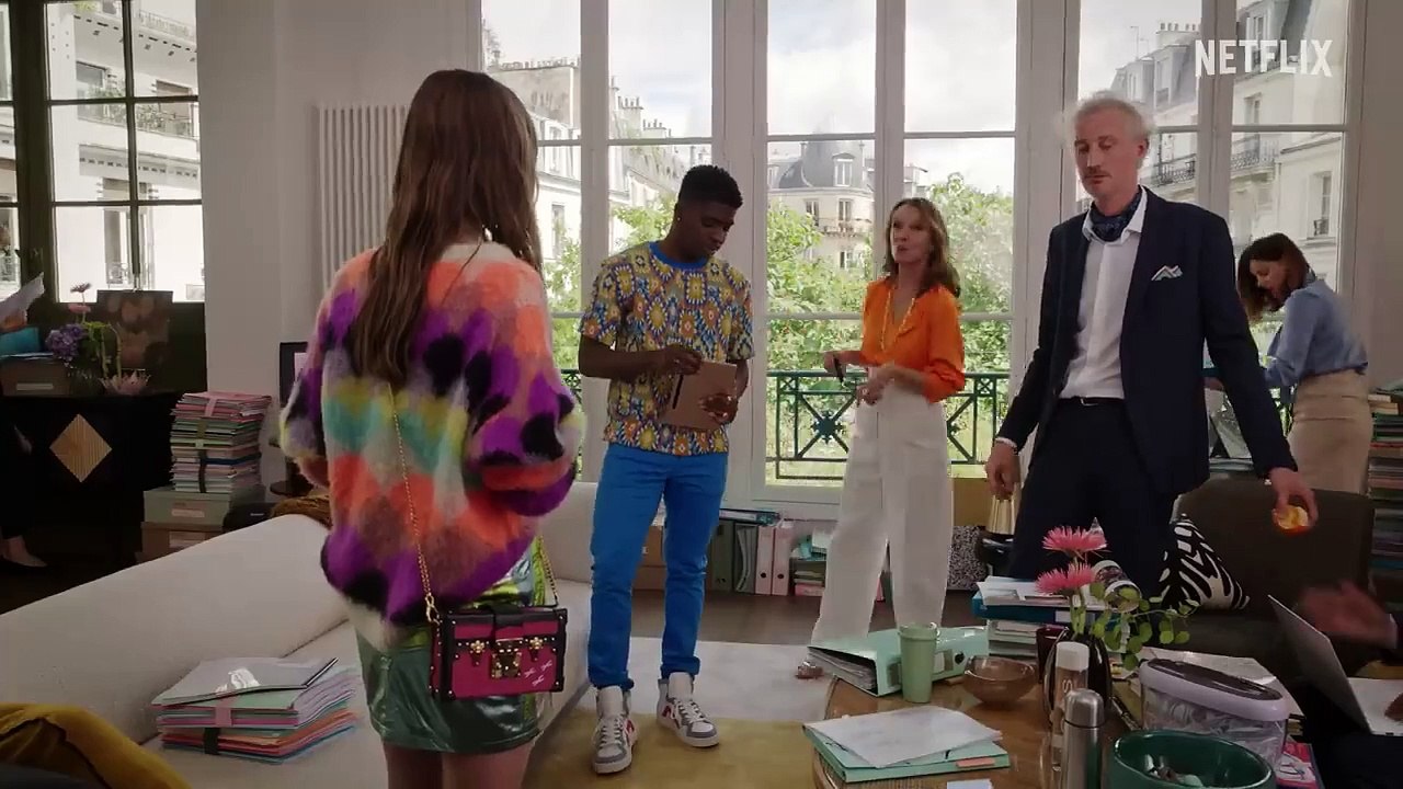 Bande-annonce saison 3 de Emily in Paris. L'acteur Jean-Christophe Bouvet harcelé depuis le succès de la série