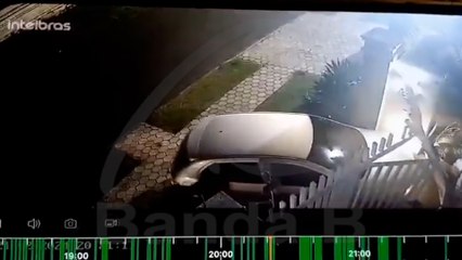 Câmera flagrou carro de atiradores arrombando portão antes de matar empresário em mansão