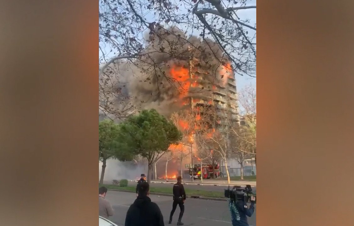 El fuego devora un edificio de 14 pisos en el barrio de Campanar en Valencia