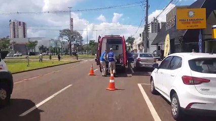 Ao atravessar a rua, idoso tropeça e cai na Avenida Tancredo Neves
