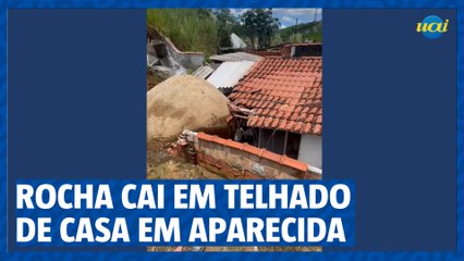 Pedra cai em casa em Aparecida