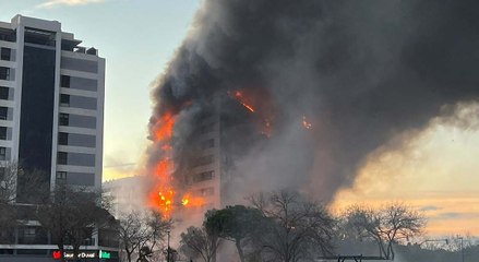 Un incendio afecta a un edificio de catorces plantas en Valencia