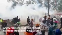  LES AGRICULTEURS S'AFFRONTENT À LA POLICE EN INDELes agriculteurs en colère exigeant une hausse des prix des cultures ont poursuivi leur marche vers New Delhi.