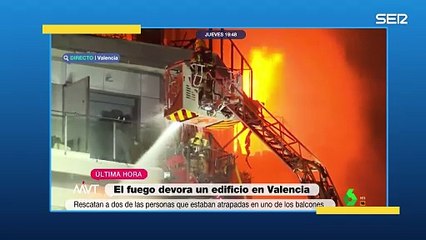 Momento del rescate de las dos personas atrapadas en el edificio incendiado de Valencia