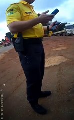 Detran-DF aborda motociclista transportando cachorro de óculos e capacete em motoneta