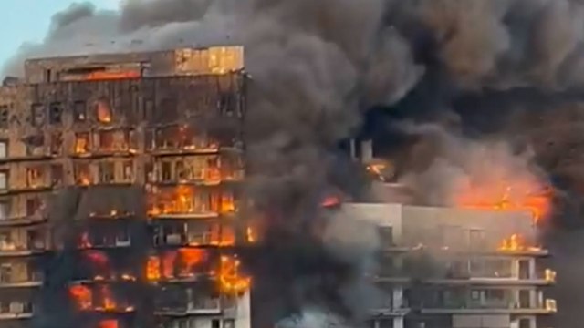 Espagne : un incendie impressionnant ravage un immeuble de 14 étages à Valence