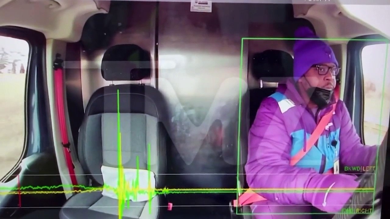 Un camion de livraison coupé en deux par un train