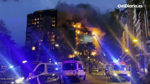 Un incendio arrasa un edificio de 14 plantas en València en el que hay varias personas atrapadas