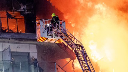Rescatan a un bombero atrapado por las llamas en el edificio de Valencia