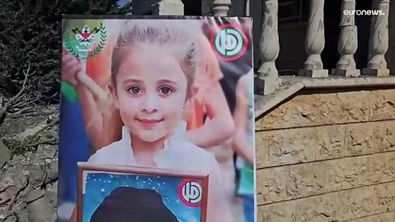 فيديو: في مأتم حاشد.. الأهالي في لبنان يودّعون امرأة وطفلة قـُتلتا بغارة إسرائيلية