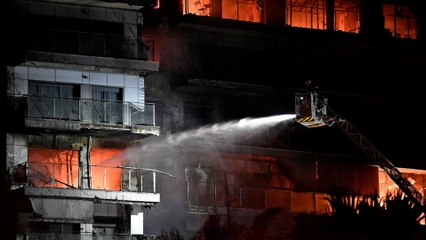 Así ha sido el enorme incendio de un complejo de viviendas en Valencia