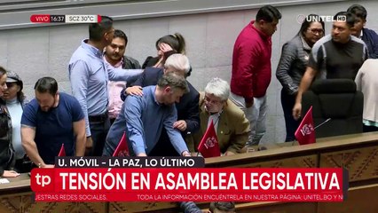 Diputados se agarran a empujones en el cuarto intermedio de la sesión que debe tratar los créditos y la ‘autoprorroga’