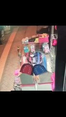 Kediye çarpmasından dolayı üzülüp özür dileyen adam 